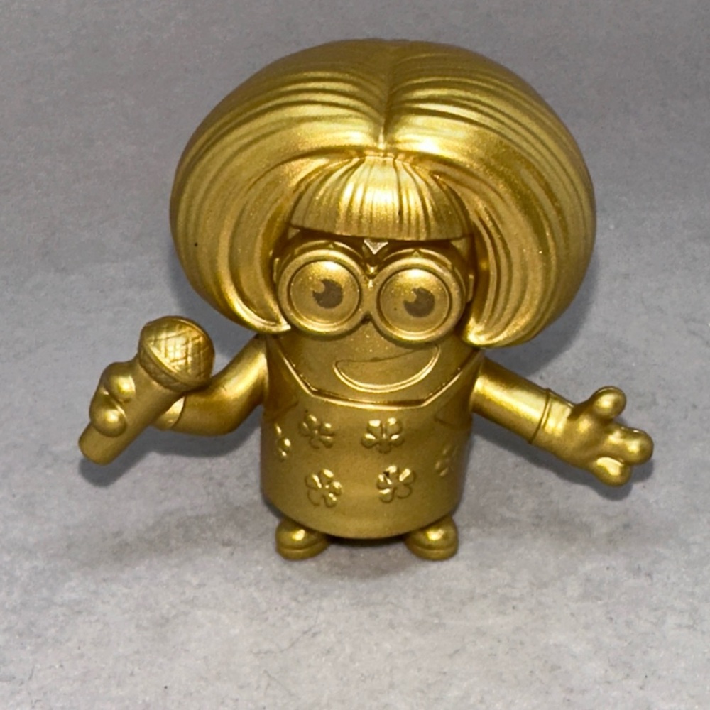 GOLD MINION GIRL SINGER SINGING MOM MARK 2019 McDonald's 2 1/4" #41 Karaoke